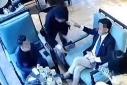 Hình ảnh camera giám sát ghi lại khoảnh khắc 'tổng tài' ra hiệu lệnh và cú tát tại quán cà phê.