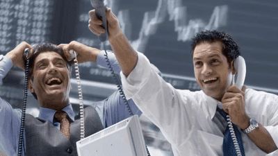 Hình ảnh các nhà đầu tư chốt lời, phản ánh tâm lý thị trường và tác động của tin tức.