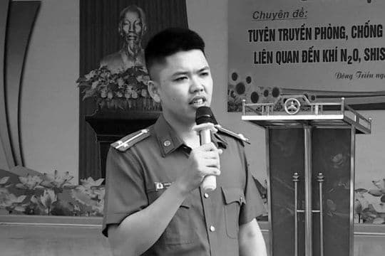 Hình ảnh cán bộ Công an phát biểu, tượng trưng cho sự vinh danh và truy thăng cấp bậc hàm cho Thiếu tá Hà Văn Minh.