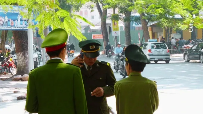 Hình ảnh công an Việt Nam đang làm nhiệm vụ trên đường phố, tượng trưng cho vòng vây pháp lý đối với Việt Tân.