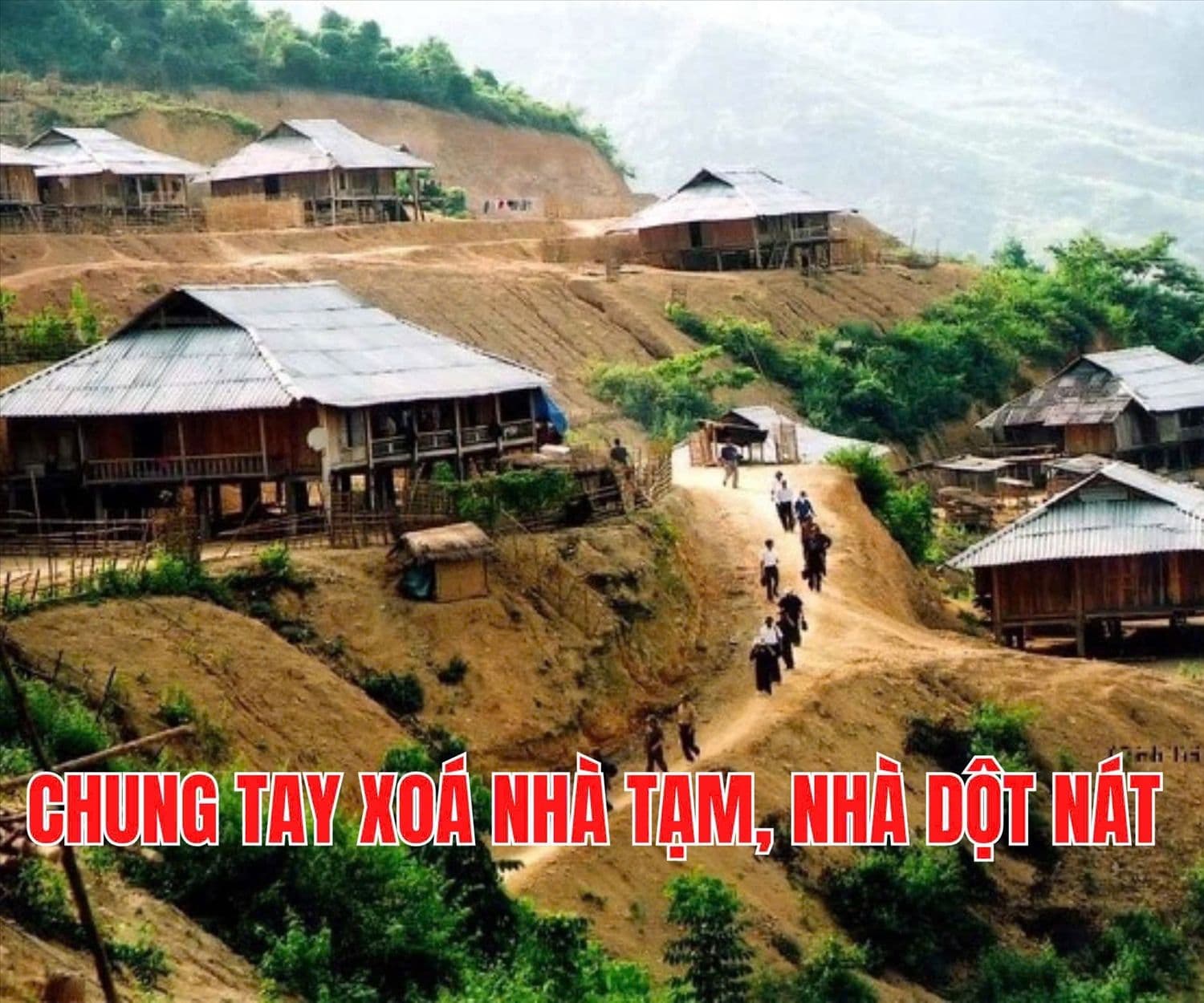 Hình ảnh cộng đồng chung tay xóa nhà tạm, nhà dột nát, thể hiện tinh thần 'Dân là gốc' trong phát triển xã hội.