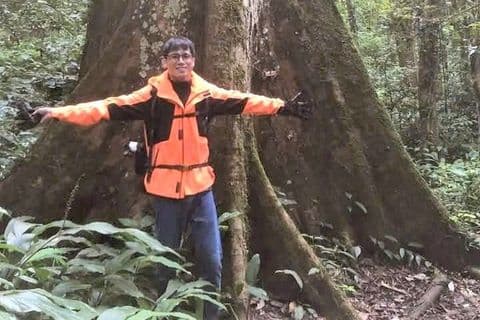 Hình ảnh du khách Nguyễn Quốc Mạnh trong rừng Cúc Phương, người đã mất tích và qua đời, là lời nhắc nhở về giới hạn của phiêu lưu.