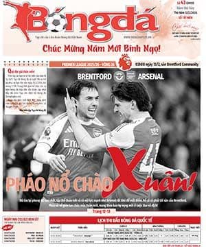 Hình ảnh đen trắng của hai cầu thủ bóng đá, tượng trưng cho thước phim lịch sử đối đầu giữa Bayern và Bremen.