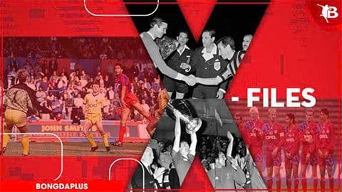 Hình ảnh ghép các khoảnh khắc lịch sử bóng đá, bao gồm đội bóng áo đỏ (Bayern Munich) và cảnh ăn mừng cúp, tượng trưng cho câu chuyện về gã khổng lồ và những thách thức.