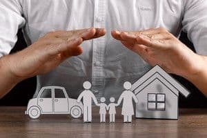 Hình ảnh gia đình, xe hơi và ngôi nhà được che chở, tượng trưng cho việc bồi thường thiệt hại và tái thiết niềm tin vào công lý cho các nạn nhân.