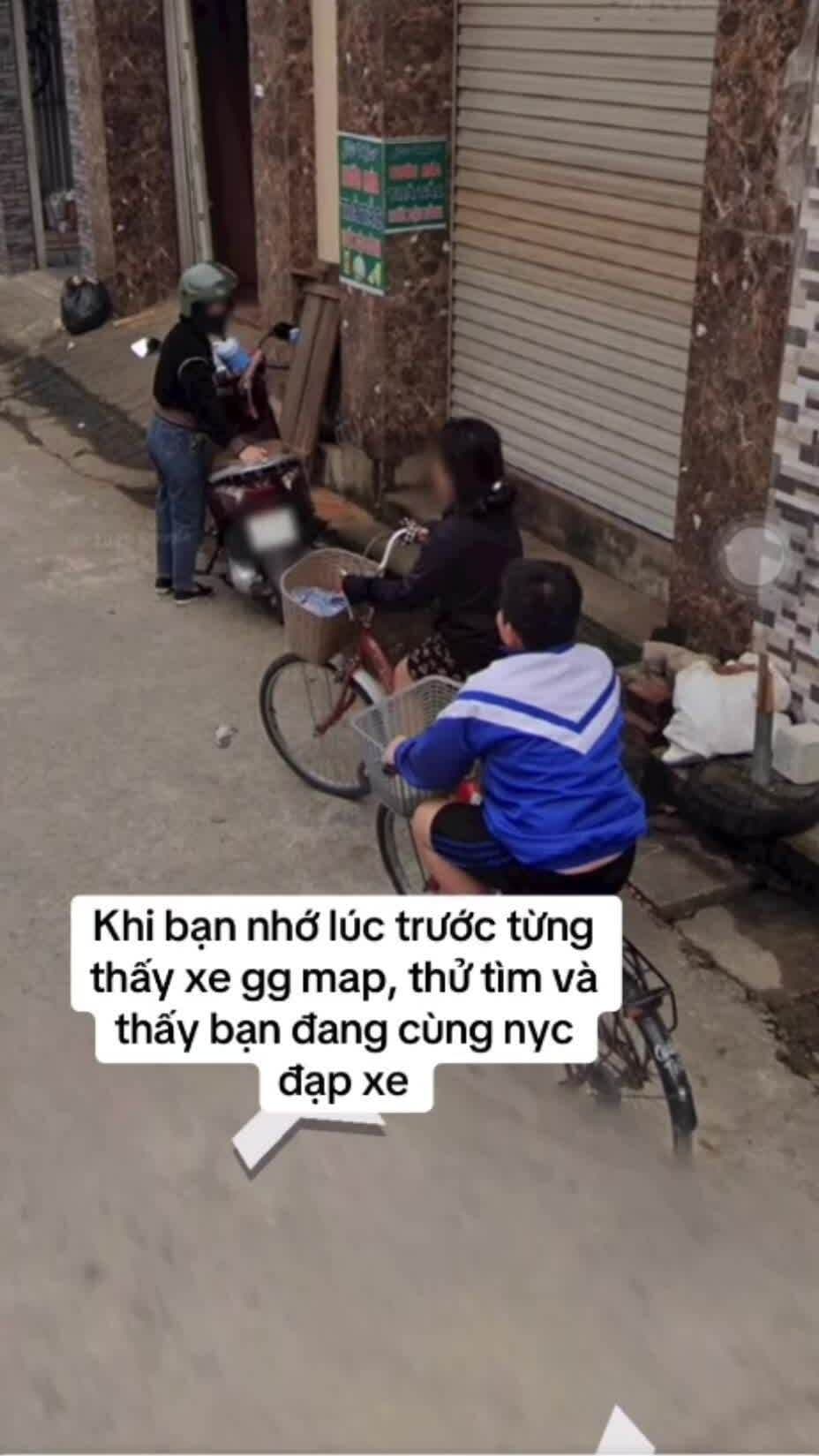 Hình ảnh Google Street View ghi lại cảnh đạp xe, minh họa trào lưu tìm kỷ niệm xưa.