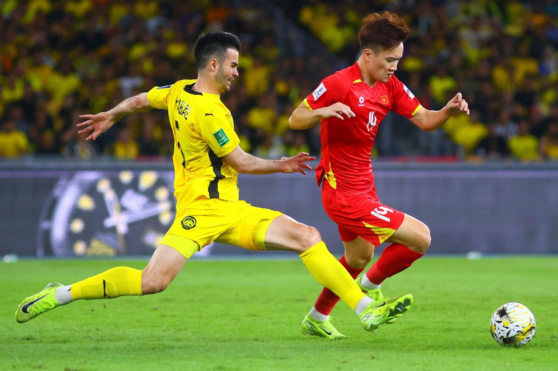 Hình ảnh đồ họa về Tòa án Trọng tài Thể thao (CAS) và các cầu thủ nhập tịch Malaysia liên quan đến vụ án phạt.