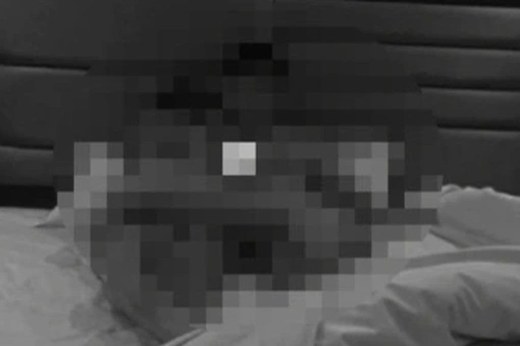 Hình ảnh khuôn mặt bị làm mờ, tượng trưng cho danh tính bị đánh cắp hoặc nội dung deepfake nhạy cảm.