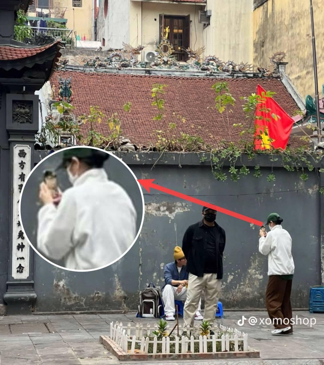 Hình ảnh mờ về hai người, một người đang chụp ảnh người kia, minh họa việc bị bắt gặp ở cùng địa điểm.