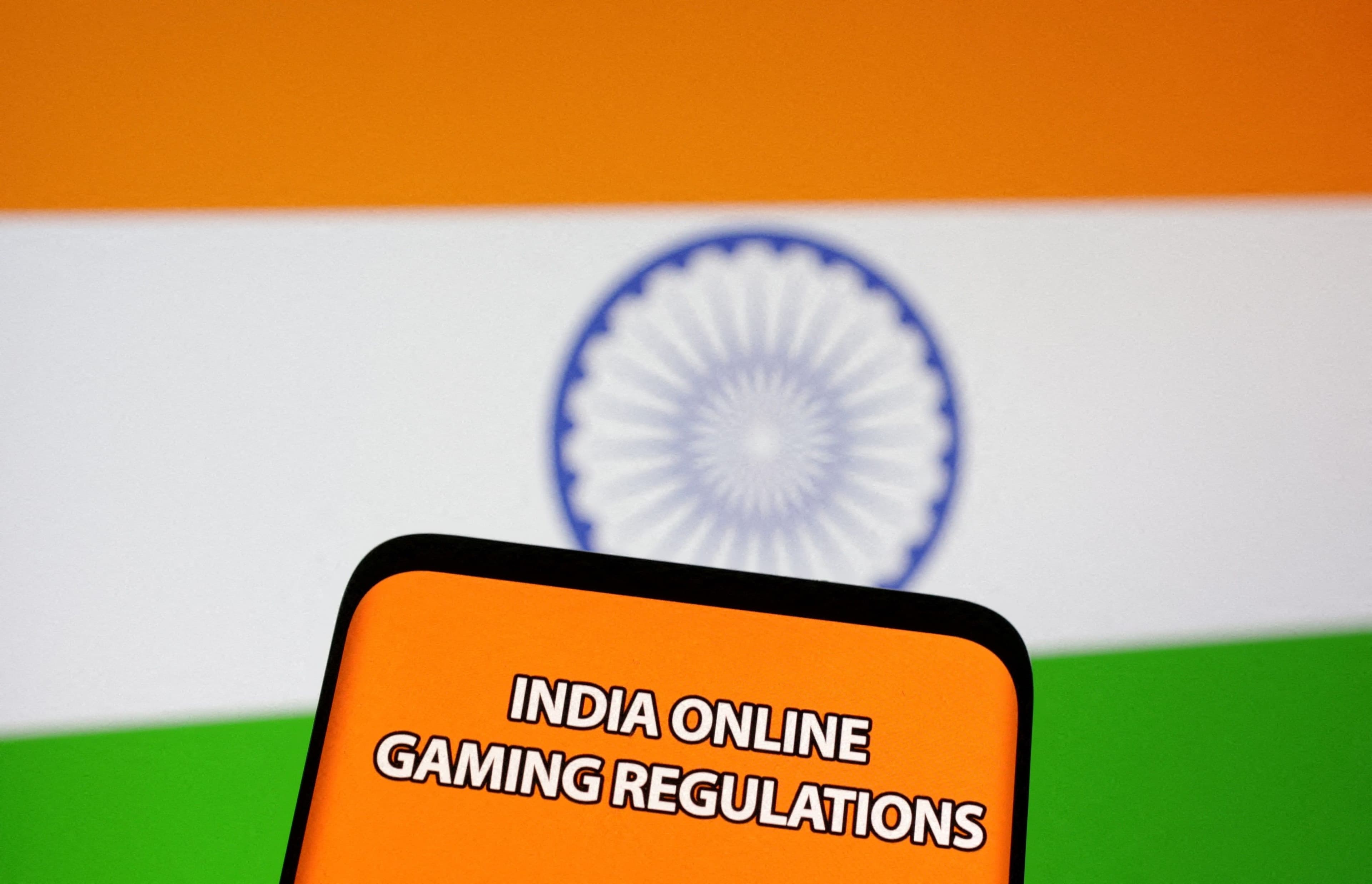 Hình ảnh minh họa lá cờ Ấn Độ và màn hình điện thoại hiển thị dòng chữ 'INDIA ONLINE GAMING REGULATIONS', tượng trưng cho các quy định mới về game trực tuyến ở Ấn Độ.
