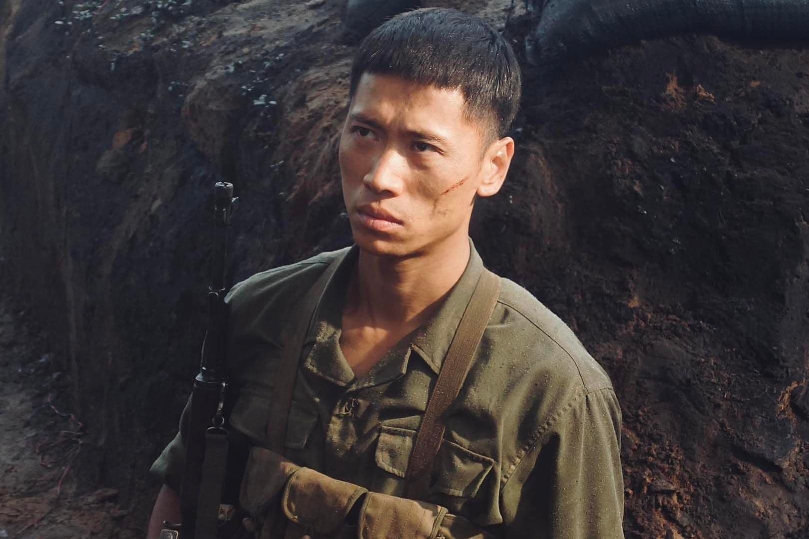 Hình ảnh một chiến sĩ trong phim 'Mưa Đỏ' với ánh mắt kiên nghị, tượng trưng cho giá trị lịch sử và nhân văn của tác phẩm.