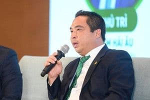 Hình ảnh một lãnh đạo doanh nghiệp đang phát biểu, tượng trưng cho việc ông Trịnh Văn Tuấn và các lãnh đạo PC1 bị khởi tố.