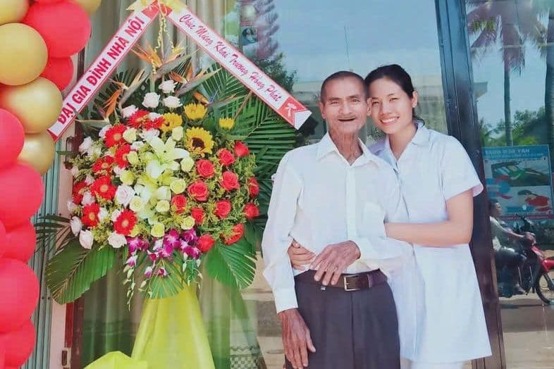 Hình ảnh một ngôi nhà và người thân trên Google Maps Street View, gợi lên cảm xúc hoài niệm về quá khứ.