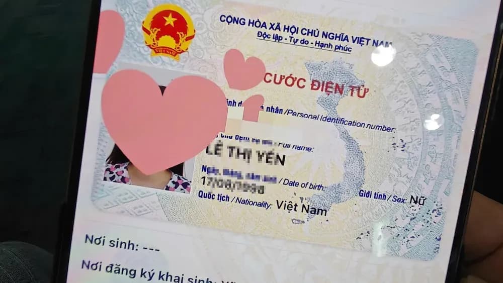 Hình ảnh ứng dụng VNeID trên điện thoại với thông tin cá nhân được che mờ, minh họa cảnh báo bảo mật dữ liệu.
