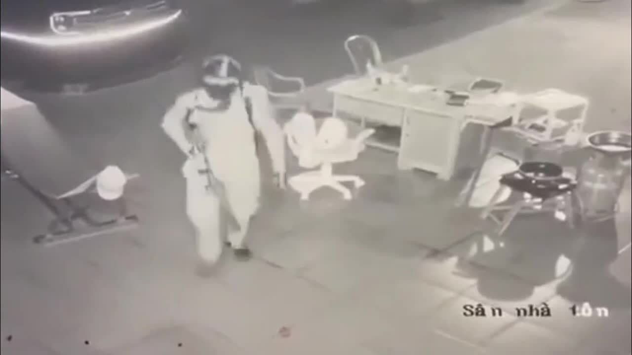 Hình ảnh nghi phạm đội mũ bảo hiểm, trùm kín mặt từ camera an ninh tại hiện trường vụ án Thiên Hạnh