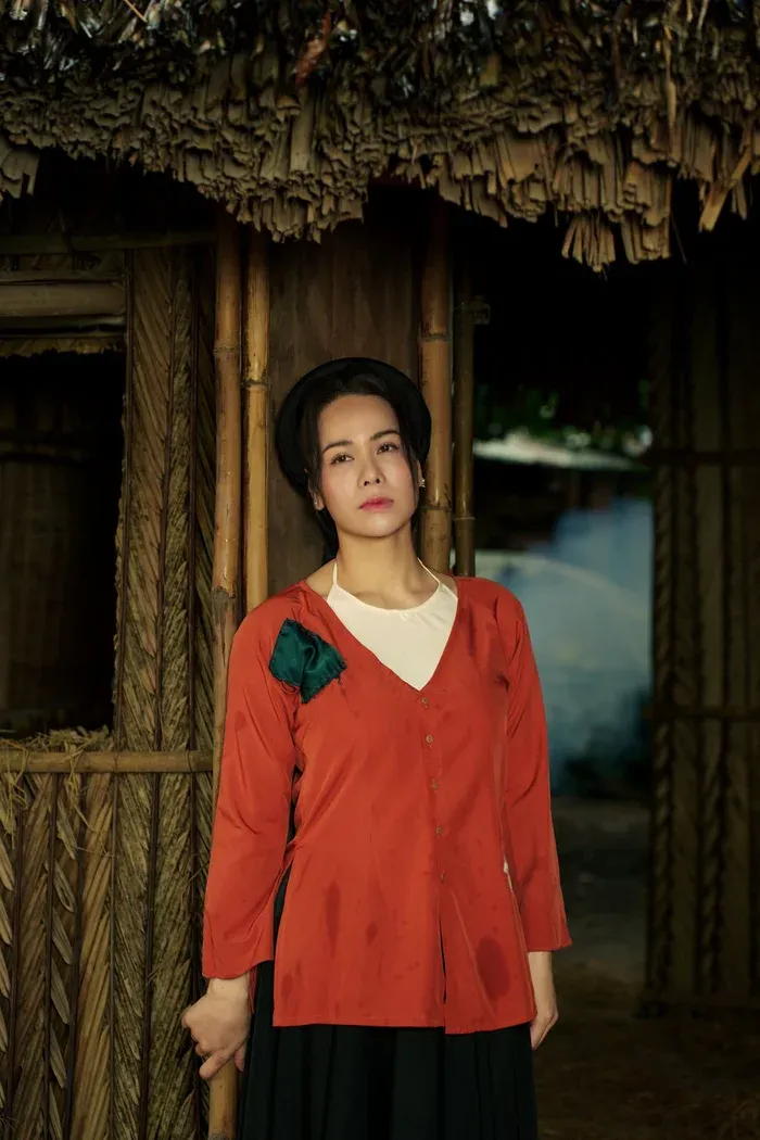 Hình ảnh người phụ nữ xưa trong MV "Danh phận" của Nhật Kim Anh, phản ánh gánh nặng danh phận trong xã hội.