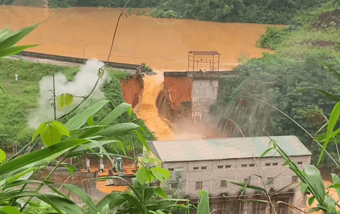 Hình ảnh đập thủy điện Bắc Khê 1 bị vỡ, dòng nước lũ cuồn cuộn đổ xuống hạ du sau mưa lớn
