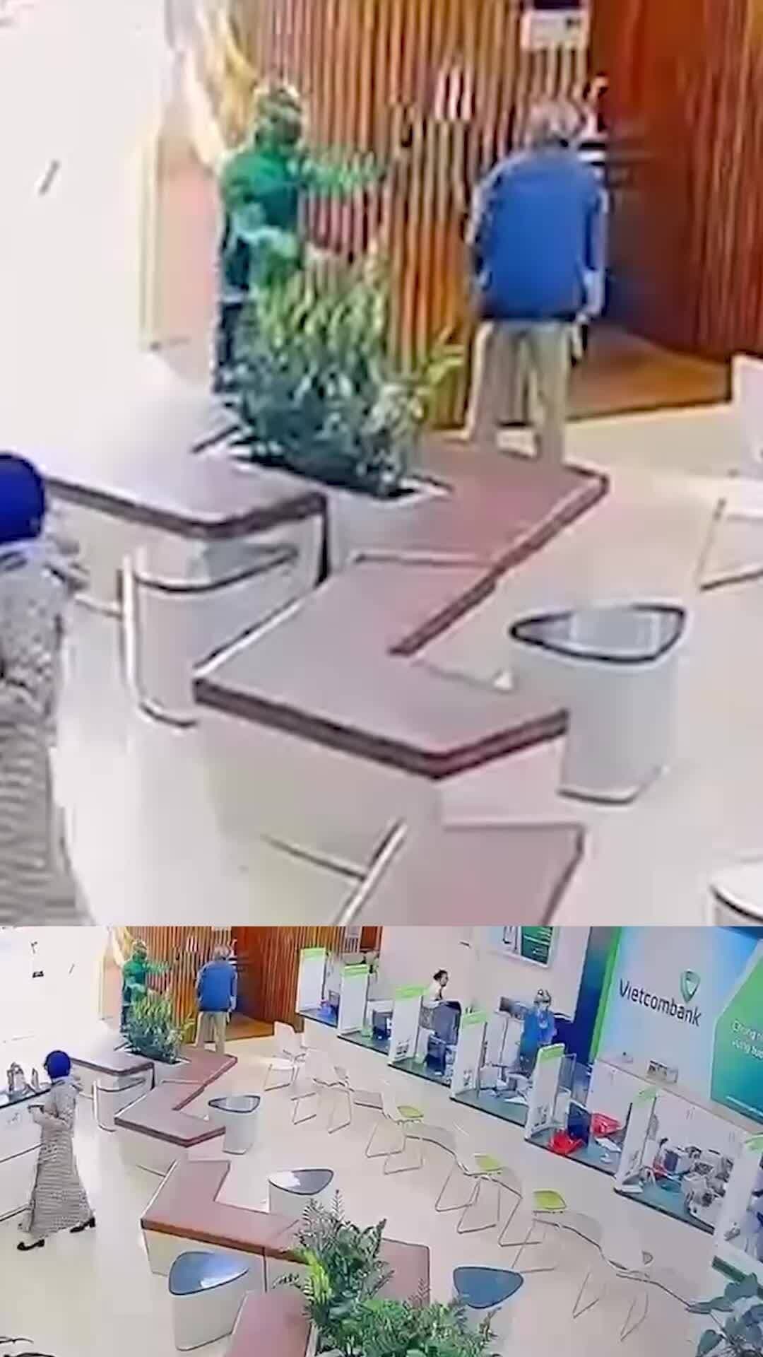 Hình ảnh từ camera an ninh ghi lại cảnh hai tên cướp táo tợn uy hiếp nhân viên ngân hàng Vietcombank Gia Lai.