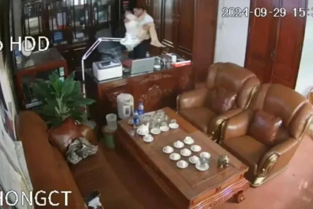 Hình ảnh từ clip ghi lại cảnh người đàn ông và phụ nữ trong phòng làm việc, trung tâm vụ scandal Chủ tịch HĐQT trường THPT Ninh Bình.