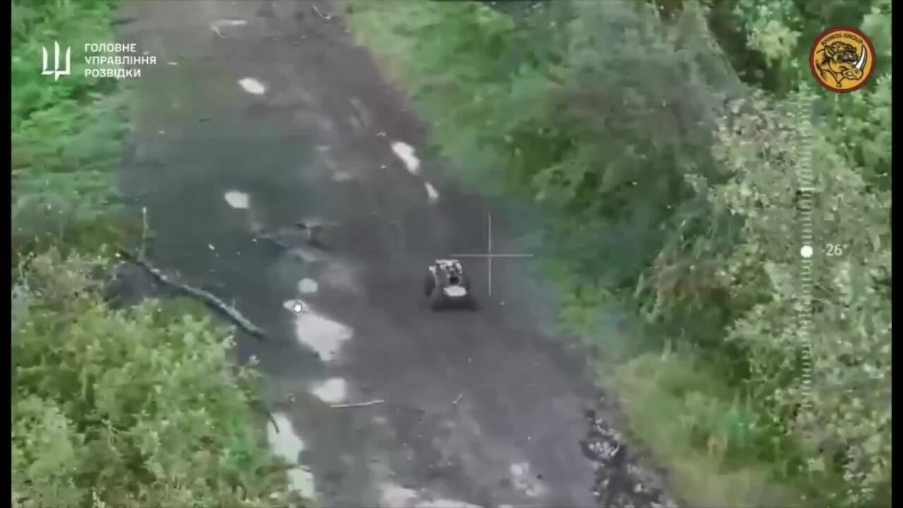 Hình ảnh từ drone Ukraine cho thấy cuộc tấn công, minh họa vai trò của UAV FPV trong chiến lược quân sự.