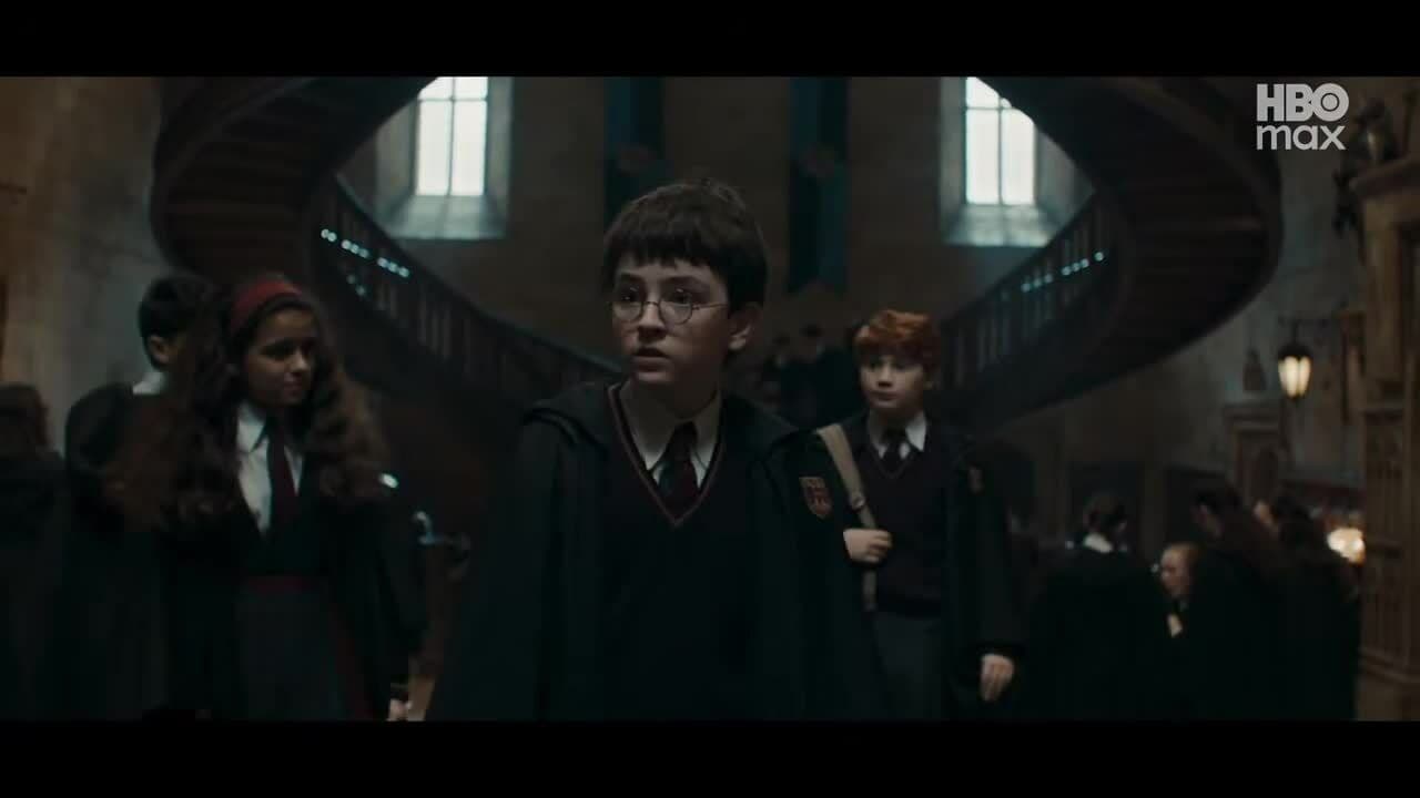 Hình ảnh từ teaser đầu tiên của series Harry Potter mới, cho thấy Harry, Ron và Hermione trẻ tuổi tại Hogwarts.