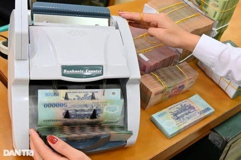 Hình ảnh tiền Việt Nam đồng đang được kiểm đếm, tượng trưng cho các giao dịch tài chính và nghĩa vụ thuế