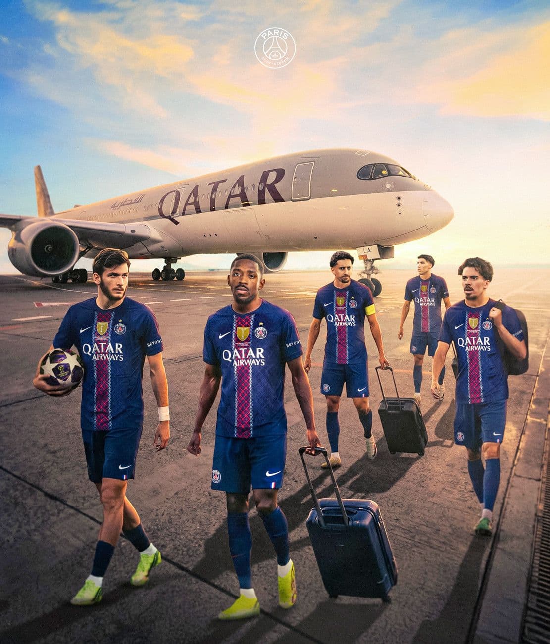 Hình ảnh tổng hợp các cầu thủ PSG và Arsenal với cúp Champions League và hiệu ứng kỹ thuật số, tượng trưng cho sự tích hợp công nghệ trong tương lai của bóng đá.