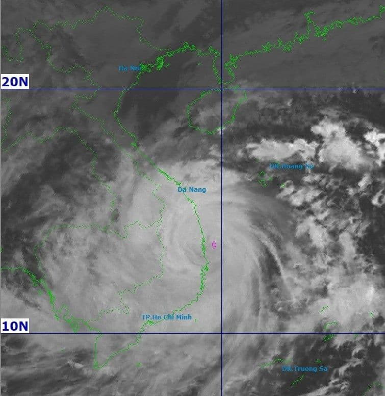Hình ảnh vệ tinh cơn bão đang tiến vào bờ biển miền Trung Việt Nam, tượng trưng cho những thử thách thiên nhiên khắc nghiệt.