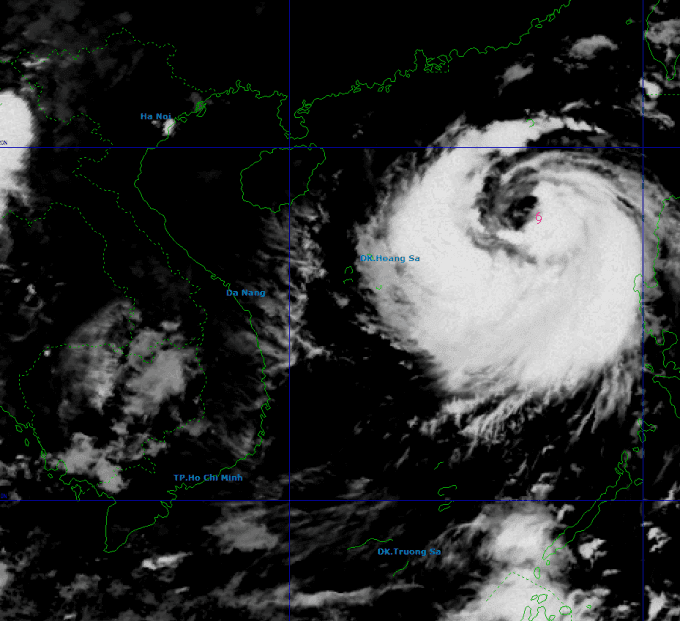 Hình ảnh vệ tinh cơn bão Matmo trên Biển Đông, với tâm bão rõ nét, cho thấy vị trí và cường độ của nó.