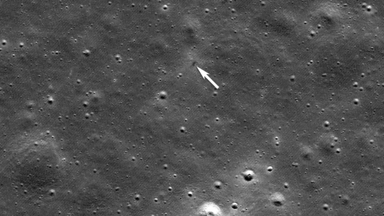 Hình ảnh vệ tinh LRO của NASA về vết va chạm của tàu Hakuto-R của ispace trên bề mặt Mặt Trăng, cung cấp dữ liệu khoa học quý giá.