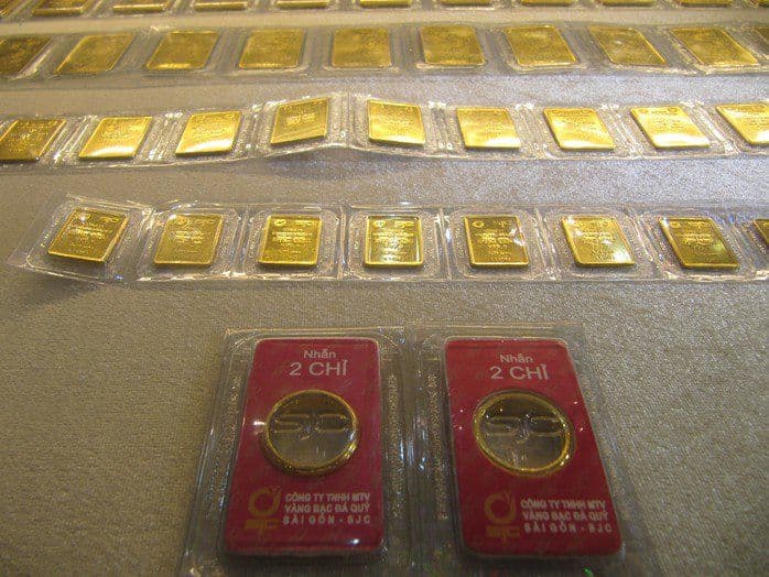 Hình ảnh vàng miếng SJC và vàng nhẫn, biểu tượng cho thị trường vàng Việt Nam đang lập đỉnh giá mới