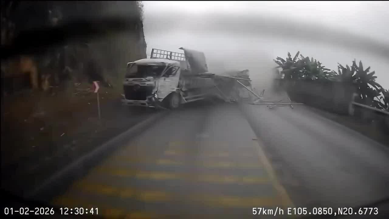 Hình ảnh xe tải gặp nạn trên đèo Đá Trắng, minh họa cho sự hiểm nguy và câu chuyện sinh tồn