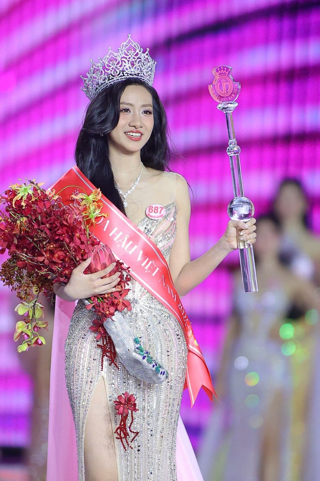 Hoa hậu Hà Trúc Linh đăng quang Miss Vietnam 2024 với vương miện và quyền trượng