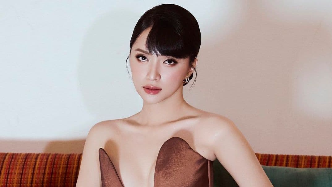 Hoa hậu Hương Giang tạo dáng ở hậu trường, thể hiện sự tự tin và bản lĩnh của một biểu tượng truyền cảm hứng.