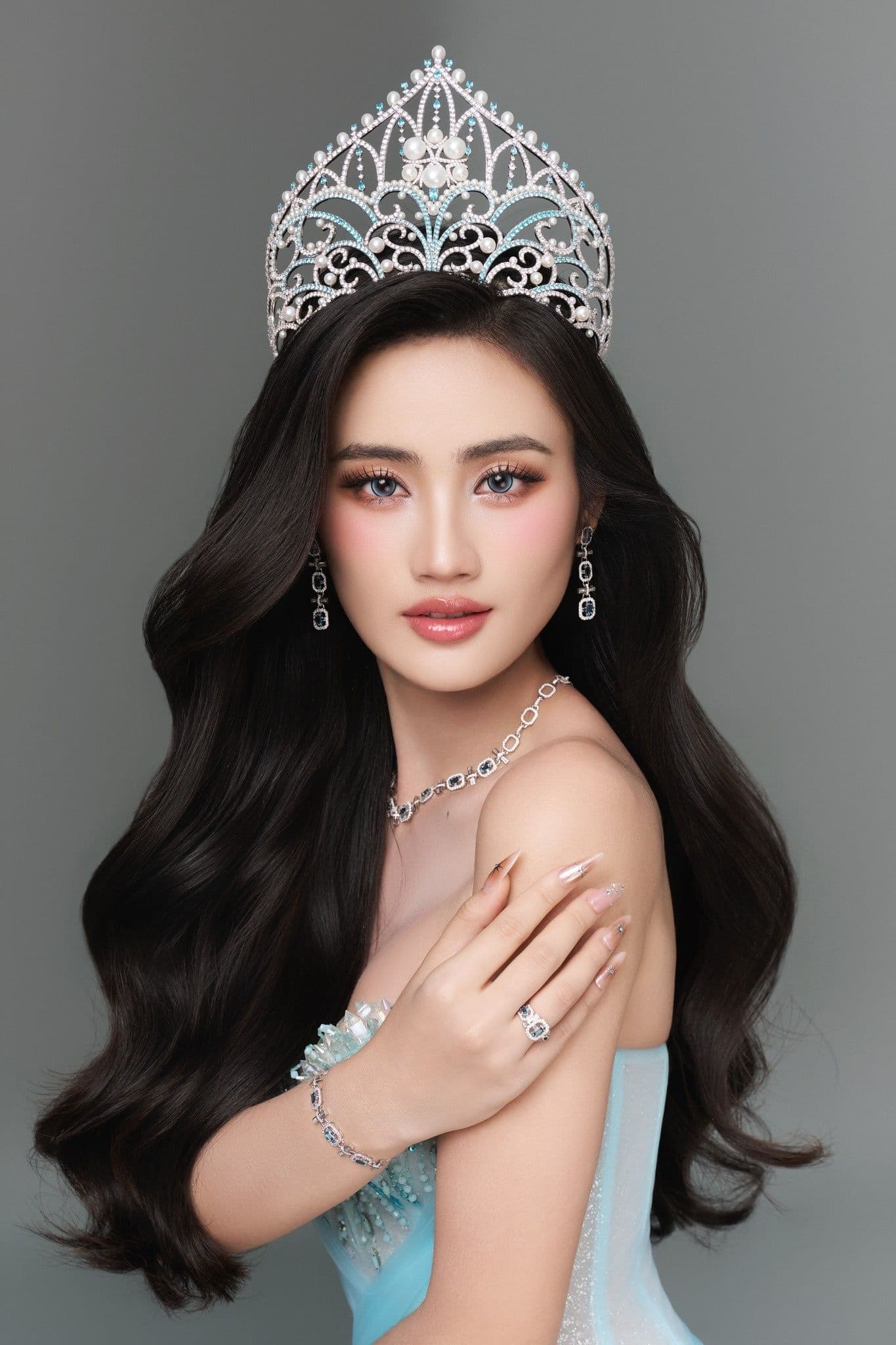 Hoa hậu Ý Nhi đăng quang Miss World Vietnam, biểu tượng của sắc đẹp và vị thế quốc gia.