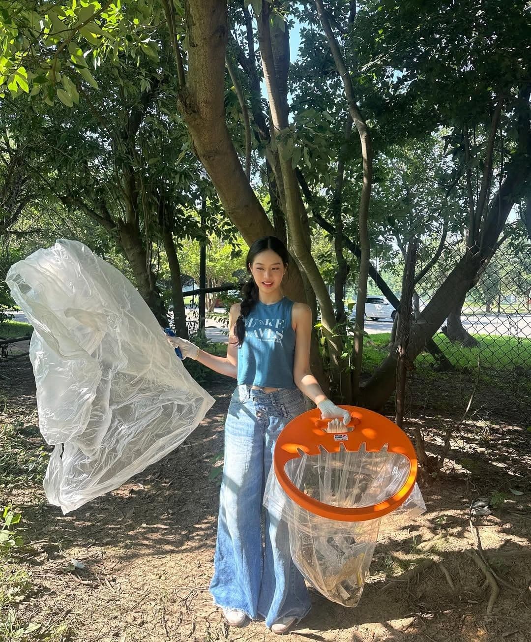 Hoa hậu Thanh Thủy tham gia dự án nhặt rác "The Clean Earth Project" tại Mỹ