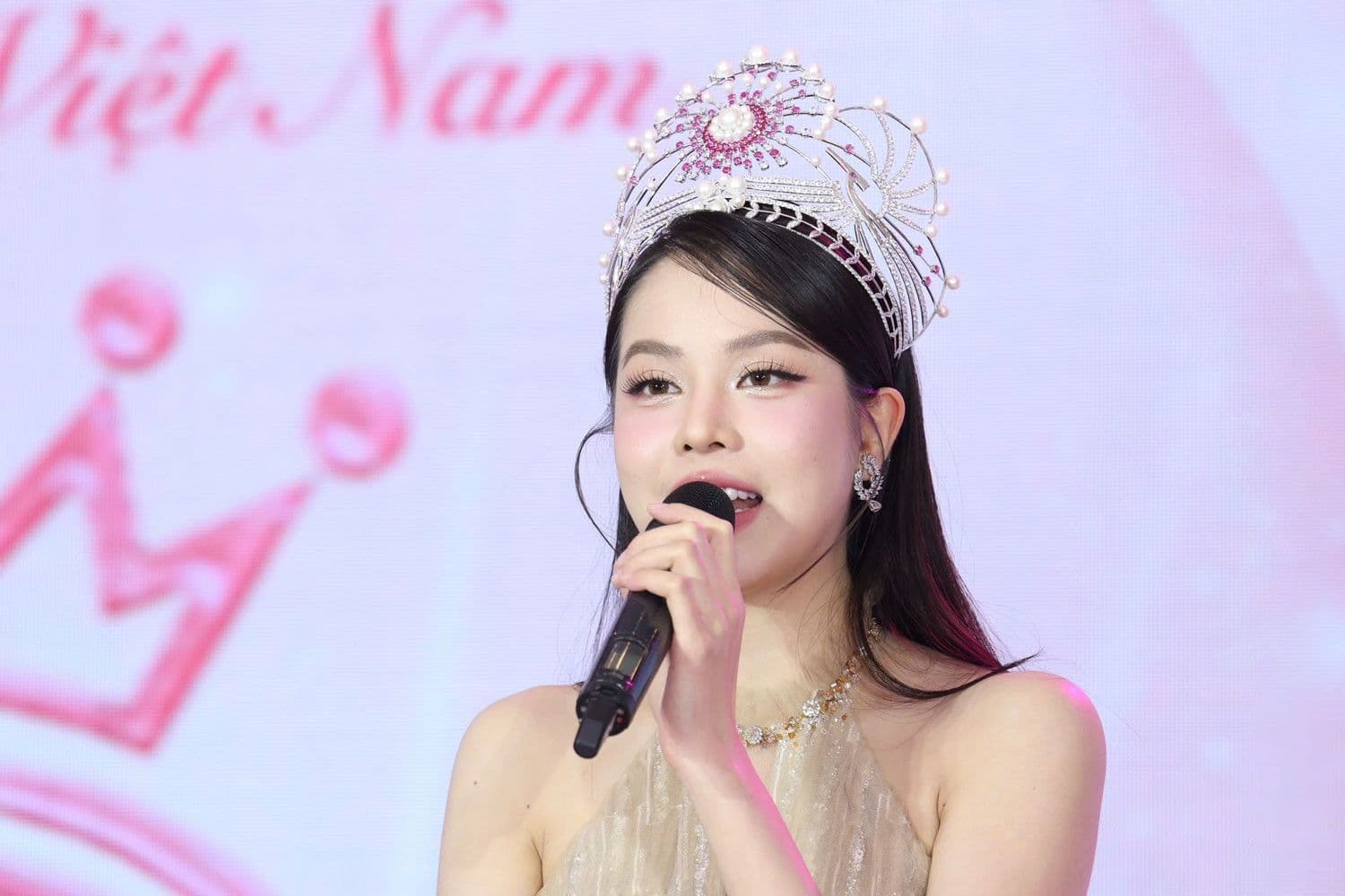 Hoa hậu Thanh Thủy trên sân khấu, đại diện cho vẻ đẹp Việt Nam hiện đại và bản lĩnh trên đấu trường quốc tế.