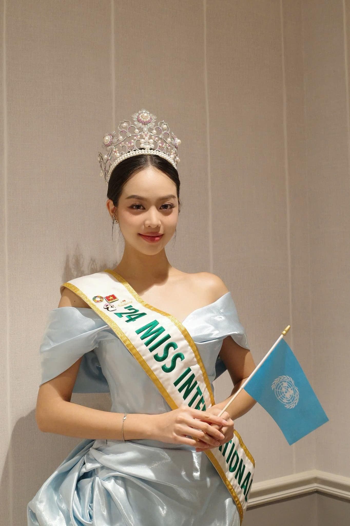 Hoa hậu Thanh Thủy trong trang phục hoa hậu và vương miện Miss International tại Mỹ, thể hiện dấu ấn quốc tế.
