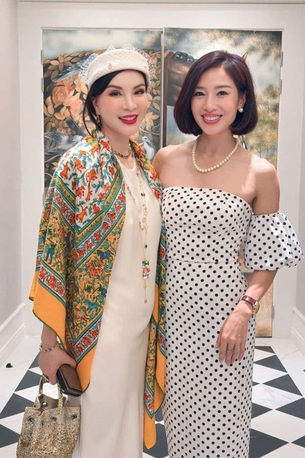 Hoa khôi Thu Hương cùng bạn bè, thể hiện phong cách sống đẳng cấp và tinh tế tại biệt thự của mình.