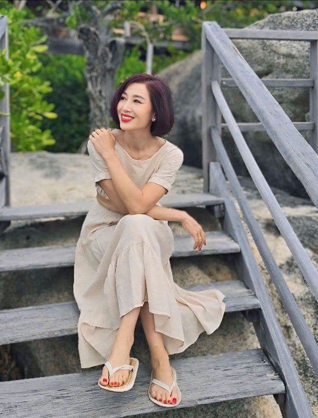 Hoa khôi Thu Hương thư thái ngồi giữa thiên nhiên, tượng trưng cho biệt thự là không gian sống hài hòa và tái tạo năng lượng.