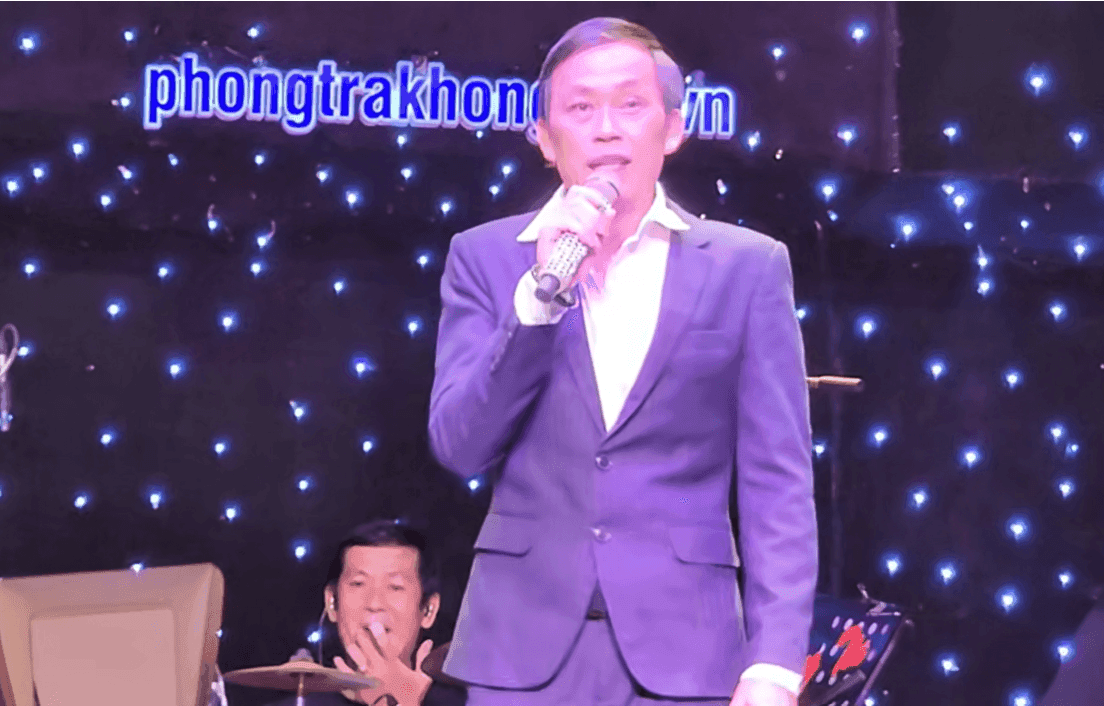 Hoài Linh biểu diễn trên sân khấu, thể hiện sự chân thật và niềm đam mê nghệ thuật.