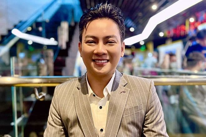 Hoài Lâm trẻ trung, lịch lãm trong bộ vest sọc, nụ cười rạng rỡ thời kỳ đỉnh cao sự nghiệp.