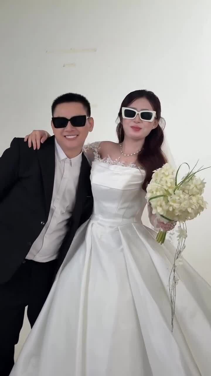 Hoài Lâm và Ngọc Trinh hạnh phúc trong bộ ảnh cưới hiện đại, thể hiện sự gắn kết và bình yên.