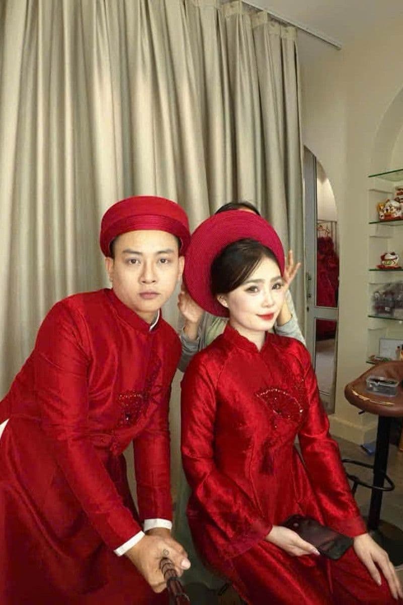 Hoài Lâm và Ngọc Trinh trong trang phục áo dài cưới màu đỏ, cùng nhau bước vào cuộc sống hôn nhân.