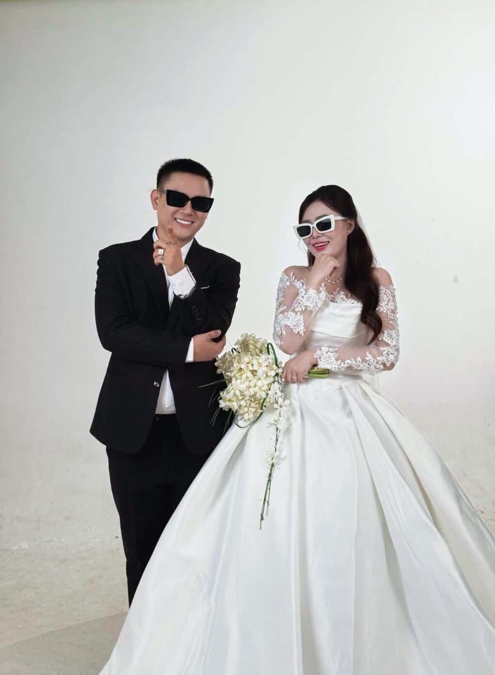 Hoài Lâm và vợ sắp cưới Nguyễn Thị Ngọc Trinh trong bộ ảnh cưới phong cách vui nhộn, thể hiện khúc định mệnh mới.