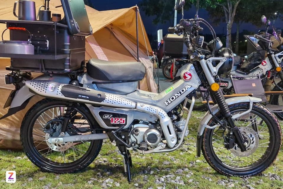 Honda CT125 màu xám bạc với phụ kiện cắm trại, thể hiện phong cách phiêu lưu