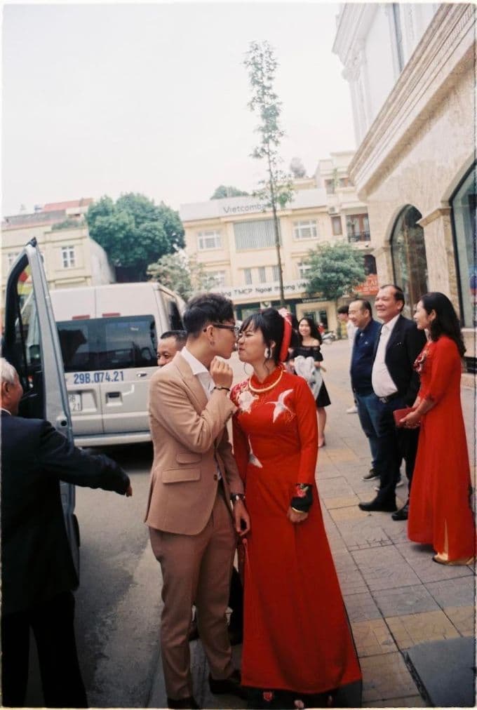 Hoàng Dũng và Khánh Linh trong lễ ăn hỏi, thể hiện tình yêu là nền tảng cho sự nghiệp âm nhạc của anh.