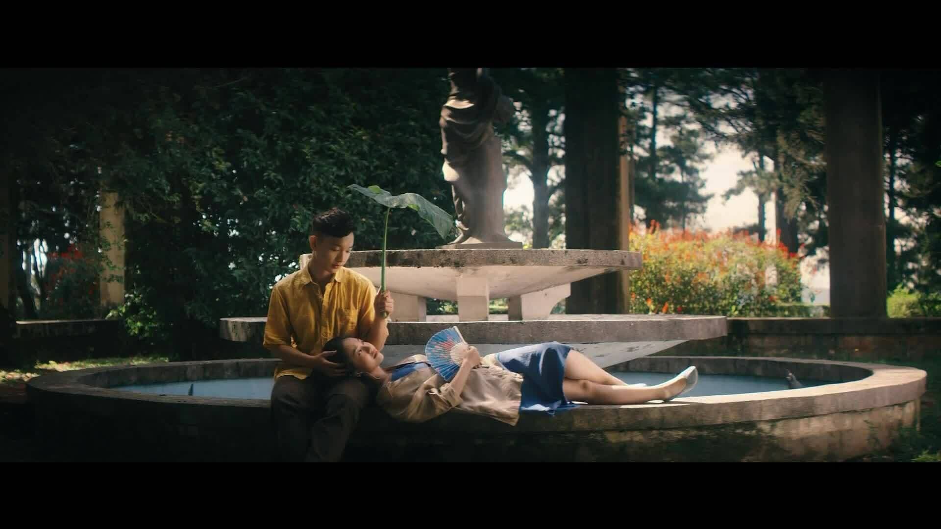 Hoàng Dũng và 'nàng thơ' trong MV 'Nàng Thơ', ca khúc đánh dấu bước ngoặt sự nghiệp của anh.