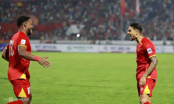Hoàng Hên (phải) và Xuân Son (trái) chia vui sau bàn thắng, thể hiện sự ăn ý trong lối chơi của đội tuyển Việt Nam.