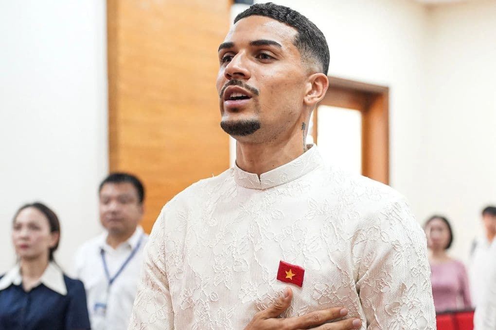 Đỗ Hoàng Hên đặt tay lên ngực trái, tự hào hát Quốc ca Việt Nam trong lễ nhập tịch.